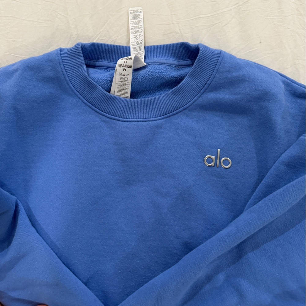 ALO Yoga Set: Crewneck Sweater and Accolade sweatpants in Crystal clear blue - Picture 2 of 7